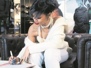 Rihanna imzayı attı